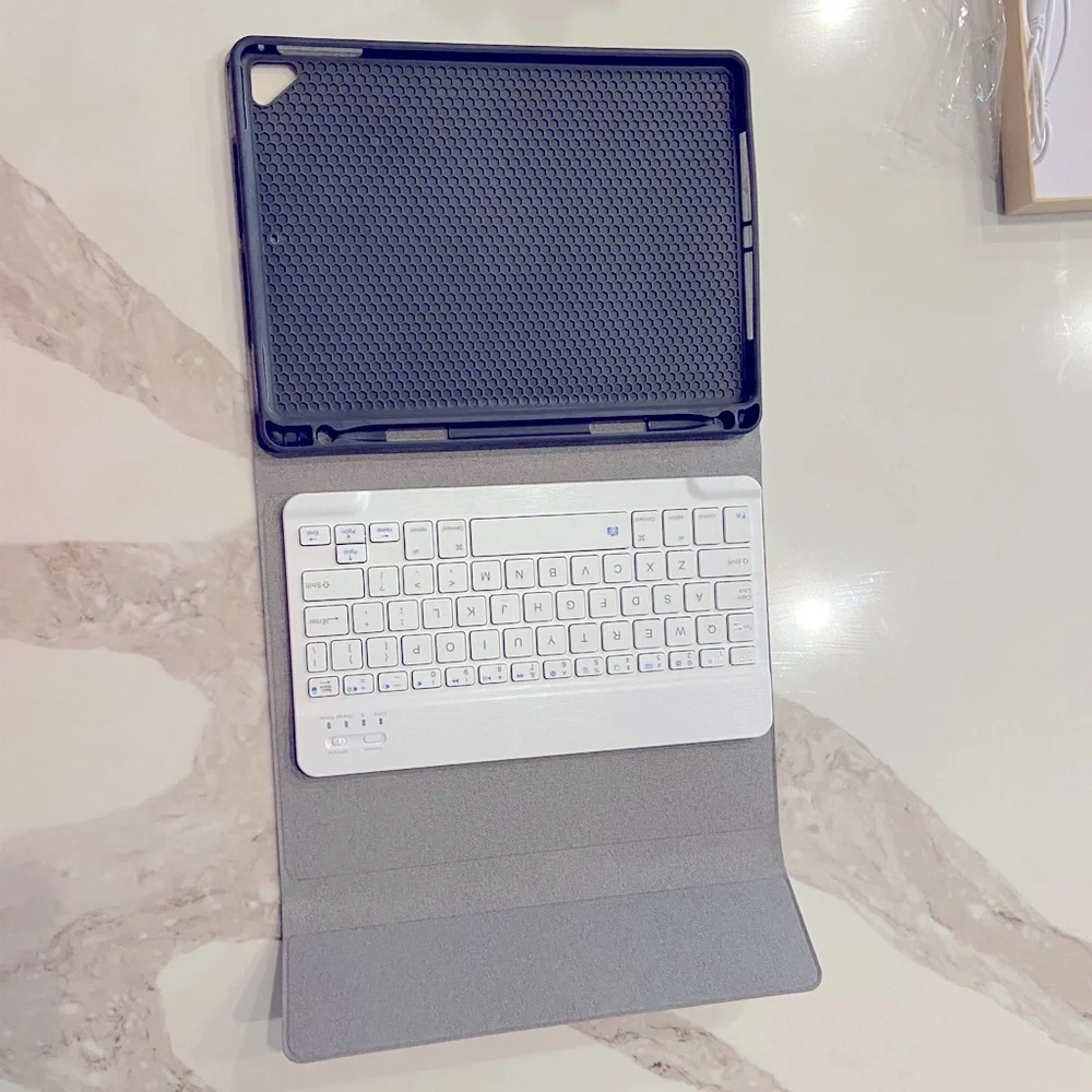 NWT Bluetooth Keyboard and iPad Case Combo